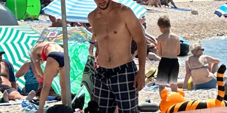 Hrvatski reprezentativac slobodno vrijeme nakon Eura provodi u Šibeniku: Pjacu u društvu supruge i sina ‘ulovili’ smo na Brodarici