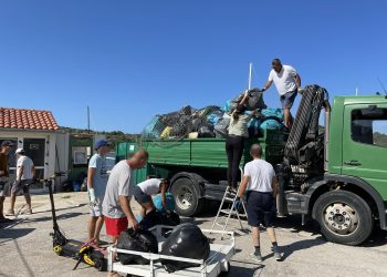 Kaprije se više ne guši u smeću: mještani se sami organizirali i odvezli pun kamion otpada s otoka