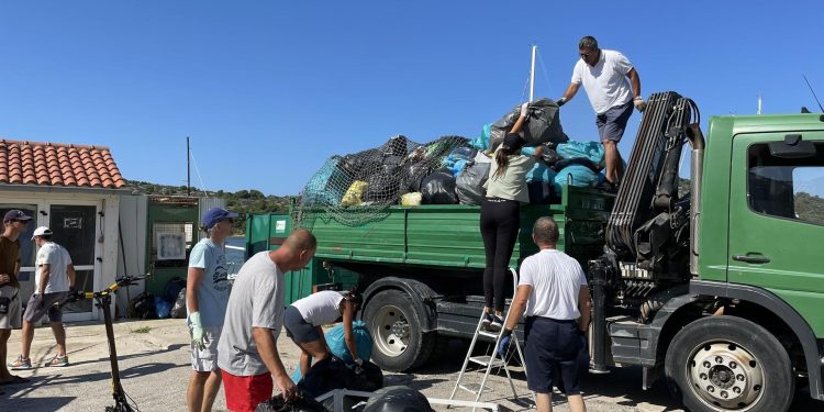Kaprije se više ne guši u smeću: mještani se sami organizirali i odvezli pun kamion otpada s otoka