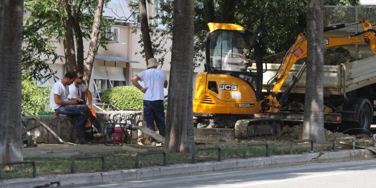 Slobodna Dalmacija – Pukla cijev na poznatom splitskom križanju! Ekipa iz ‘Vodovoda’ je na terenu, znamo kad će popraviti kvar…