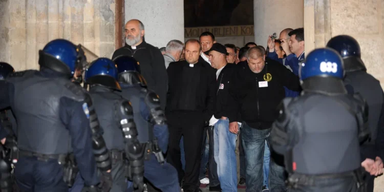 28. svibnja 2015. – dramatični događaji na Trgu Svetog Marka, policija krenula silom na branitelje