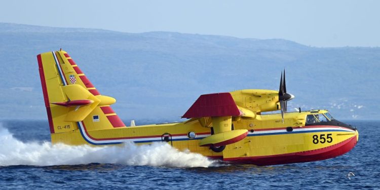 38 vatrogasaca, 12 vozila i dva kanadera gasili su na Braču, evo kakvo je trenutno stanje