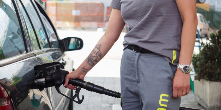 Auto Klub – Benzin u istoj kategoriji kao cigarete i alkohol? UN traži zabranu reklamiranja