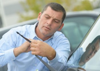 Auto Klub – Dobro je znati: Kako pravilno i u kratkom roku izmijeniti brisače na vašem automobilu