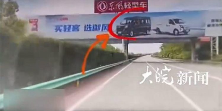 Auto Klub – Ma kakva autonomna vožnja? Ovaj automobil je zakočio zbog plakata na kojem je bio drugi auto