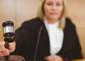 Auto Klub – Policajac uhitio vozača koji mu je pokazao srednji prst: Zaboravio je jednu ‘sitnicu’ pa mu sada isplaćuju 100.000 $