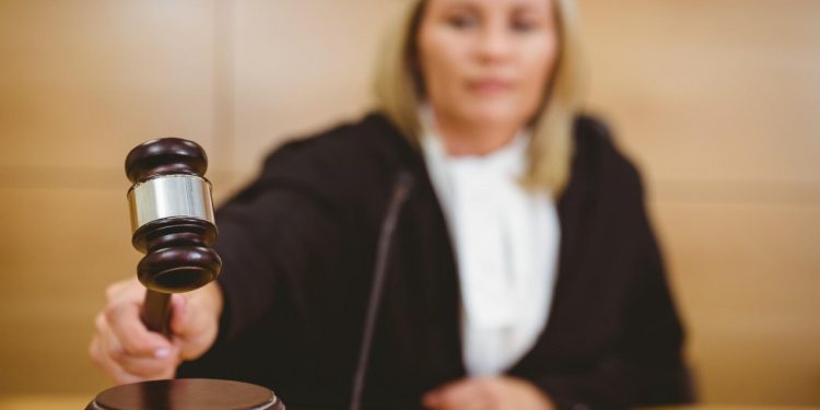 Auto Klub – Policajac uhitio vozača koji mu je pokazao srednji prst: Zaboravio je jednu ‘sitnicu’ pa mu sada isplaćuju 100.000 $