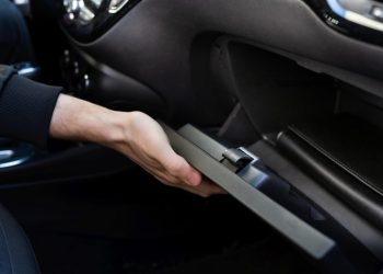 Auto Klub – Policija upozorava: Ovaj predmet nikad ne smijete ostaviti u pretincu za rukavice automobila
