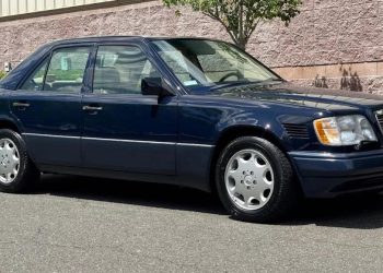 Auto Klub – Postao skupi klasik: Dizelski Mercedesi W124 E-klase se prodaju za više od 100.000 dolara!