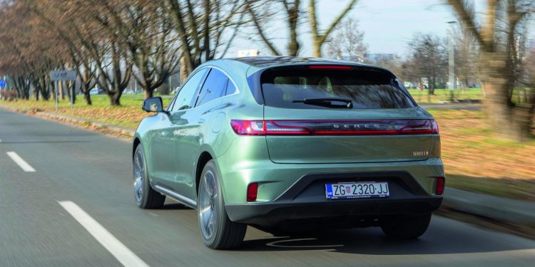 Auto Klub – Seres 5 80 kWh 4×4 Premium na testu: Kineska prestižna električna krstarica puca od snage i prestiža