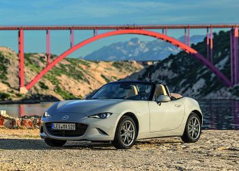 Auto Klub – Stigle stotine novinara: Mazda odabrala Zadar za slavlje 35. rođendana svog kultnog roadstera. Bili smo tamo