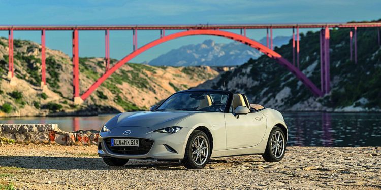 Auto Klub – Stigle stotine novinara: Mazda odabrala Zadar za slavlje 35. rođendana svog kultnog roadstera. Bili smo tamo