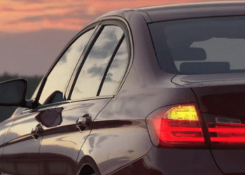 Auto Klub – Svaki četvrti vozač to ne zna: Ovako se pravilno signalizira u kružnom toku