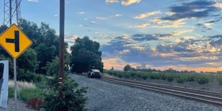 Auto Klub – Tesla “pomislila” da je vlak: Autopilot je odveo na željezničke tračnice, stigla i policija