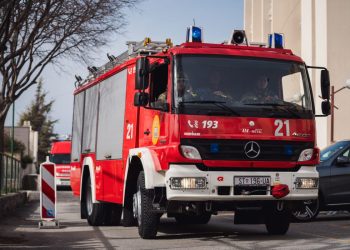 BROJNE INTERVENCIJE Više od 20 vatrogasaca interveniralo zbog nesreće u Kaštelima, niz požara u Splitsko-dalmatinskoj županiji