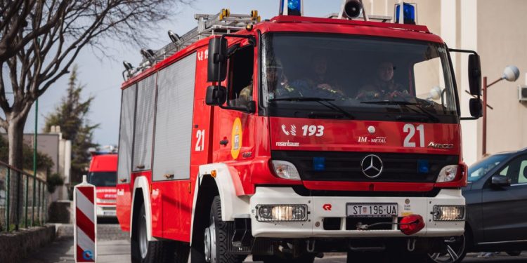 BROJNE INTERVENCIJE Više od 20 vatrogasaca interveniralo zbog nesreće u Kaštelima, niz požara u Splitsko-dalmatinskoj županiji