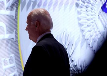 Bidenov tim nudi izgovor za debatni nastup – Axios — RT World News