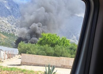 Crni gusti dim kod Makarske. Planule automobilske gume, više vatrogasaca na terenu: Doznajemo detalje