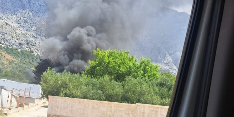 Crni gusti dim kod Makarske. Planule automobilske gume, više vatrogasaca na terenu: Doznajemo detalje