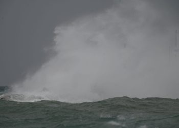 DRAMA NA MORU Spašavali na jedrilici 11 ljudi s troje djece po olujnom nevremenu od udara u stijene