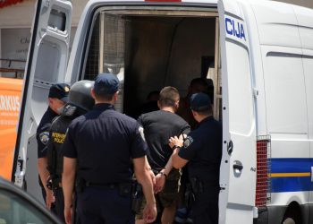 DRAMATIČNO U PULI Pokušaj deložacije – suzavac na policiju, probušene gume vučnoj službi. Ima i uhićenih | NACIONAL.HR