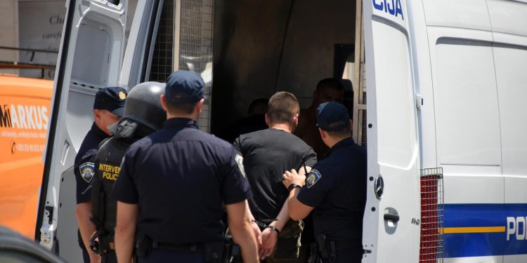 DRAMATIČNO U PULI Pokušaj deložacije – suzavac na policiju, probušene gume vučnoj službi. Ima i uhićenih | NACIONAL.HR