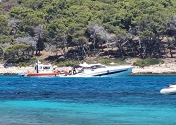 FOTO Na Paklinskim otocima se nasukala jahta!
