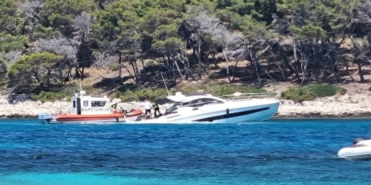 FOTO Na Paklinskim otocima se nasukala jahta!