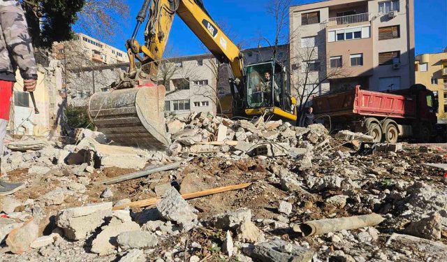 FOTO TEŠKI STROJEVI Uklonjeno još nekoliko nelegalnih objekata s mostarskih ulica