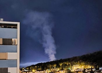 Gorjelo na Marjanu: Raketa izazvala vatru, dojurila četiri vatrogasna vozila