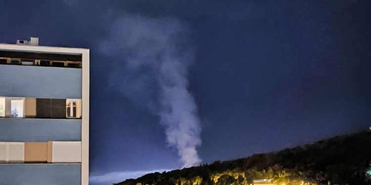 Gorjelo na Marjanu: Raketa izazvala vatru, dojurila četiri vatrogasna vozila