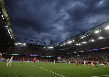 EURO Uhićen “dortmundski Spiderman”. Njemačka policija ga skidala s krova stadiona | NACIONAL.HR