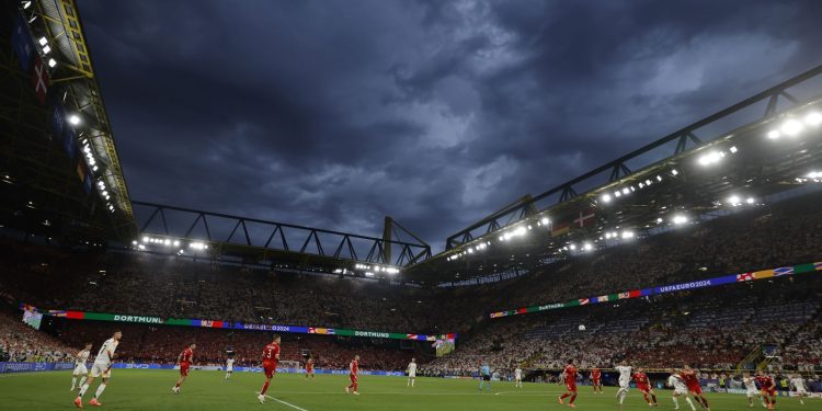 EURO Uhićen “dortmundski Spiderman”. Njemačka policija ga skidala s krova stadiona | NACIONAL.HR