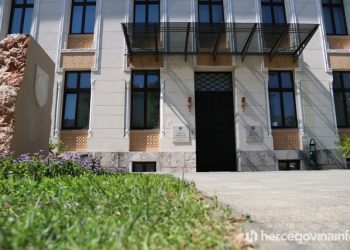 ISPRED GRADSKE VIJEĆNICE Mirno okupljanje građana u Mostaru