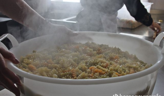 JAVNOJ KUHINJI MRVICE Gradska vlast nema empatiju prema gladnim ljudima, a bacaju novac na stolice”