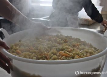 JAVNOJ KUHINJI U TREBINJU MRVICE “Gradska vlast nema empatiju prema gladnim ljudima, a bacaju novac na stolice”