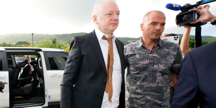 Julian Assange pušten na slobodu, osuđen na vrijeme koje je služio kao dio američkog sporazuma o priznanju krivnje