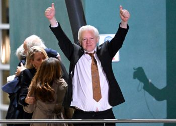 DOČEK HEROJA Assange sletio u Australiju na oduševljenje gomile pristaša | NACIONAL.HR