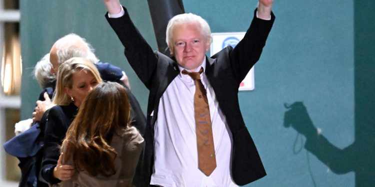 DOČEK HEROJA Assange sletio u Australiju na oduševljenje gomile pristaša | NACIONAL.HR