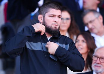 Khabibovu teretanu pretražili ruski policajci (VIDEO) — RT Rusija i bivši Sovjetski Savez