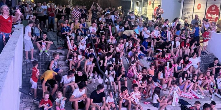 Ludilo na Trsteniku: Proslavili Dan kotara