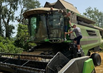 Ministar iz redova Domovinaca sudjelovao u žetvi: ‘Lijepo je vidjeti rodna polja’