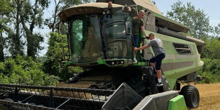 Ministar iz redova Domovinaca sudjelovao u žetvi: ‘Lijepo je vidjeti rodna polja’