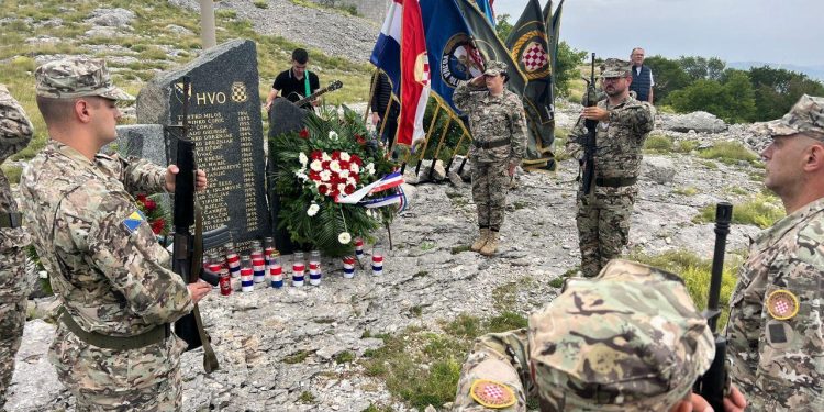 Mostar: Na Merdžan glavi odana počast poginulim braniteljima u borbama na ovoj koti