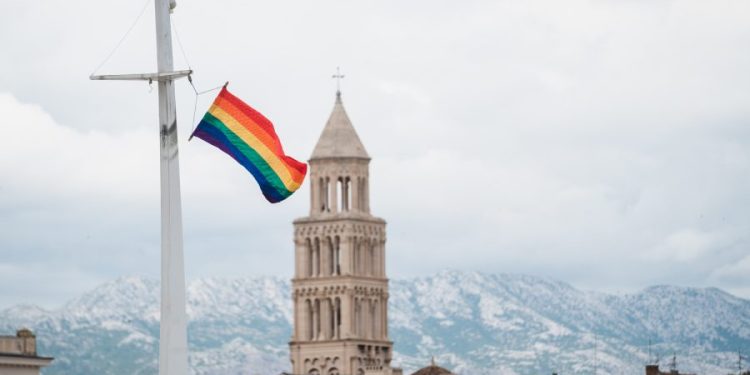 NAJAVA 13. POVORKE PONOSA Danas će se na Matejušci vijoriti zastava duginih boja