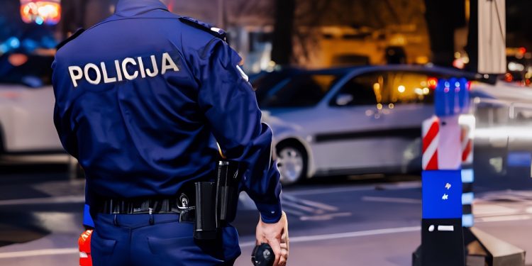 NAPUHAO 2.5 PROMILA Vrijeđao i omalovažavao policijske službenike