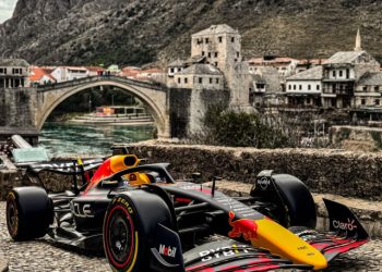 NESVAKIDAŠNJA POJAVA NA MOSTARSKIM ULICAMA Verstappenov bolid Formule 1 oduševio građane