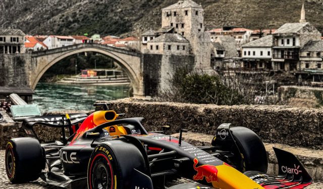 NESVAKIDAŠNJA POJAVA NA MOSTARSKIM ULICAMA Verstappenov bolid Formule 1 oduševio građane