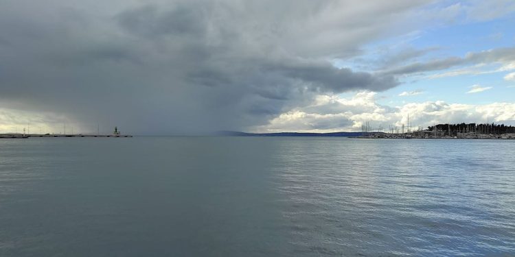 Na sjevernom Jadranu i dalje bura, na južnom jugo, posvuda mogući neverini