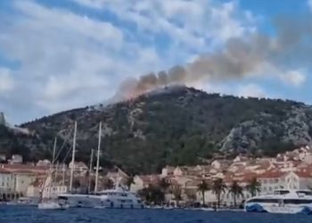 Nakon Dubrovnika sad gori na Hvaru: Požar se približio kućama, ljudi polijevaju dvorišta